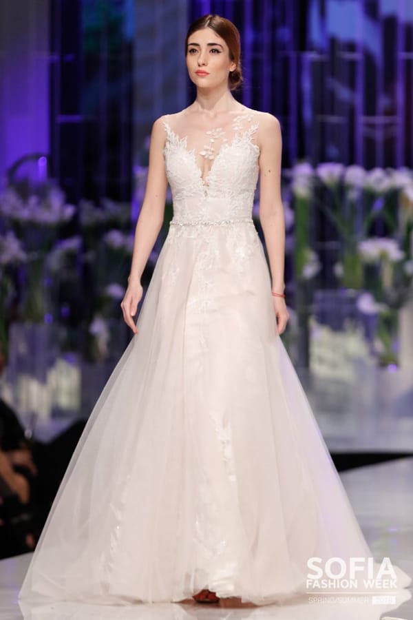 Христо Чучев показа стилна булчинска колекция с  пролетни акценти